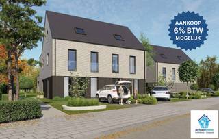 In samenwerking met RDS bieden wij met trots een prachtige halfopen nieuwbouwwoning aan aan de Koningin Astridlaan in Bornem. Deze woning combineert een eigentijds ontwerp met een hoogwaardige afwerking en wordt gebouwd met oog voor duurzaamheid en energie-efficiëntie. Met een bewoonbare oppervlakte van circa 194m² (gelijkvloers 89m2, verdieping 67m2 en zolder 38m2) Er wordt een vaste trap naar de zolder voorzien waardoor er nog een slaapkamer/hobbykamer kan worden gemaakt. Op dit ruime perceel van 785 m² geniet u van een lichtrijke leefruimte met open keuken, drie slaapkamers waarvan één met dressing, een badkamer met ligbad én douche, afzonderlijke toiletten, berging en zolderruimte. De woning wordt gerealiseerd als BEN-woning met een E-peil lager dan 20. Dankzij de combinatie van een lucht-water warmtepomp, vloerverwarming, actieve koeling, ventilatiesysteem D en zonnepanelen bent u verzekerd van een laag energieverbruik en een maximaal wooncomfort. Het buitenschrijnwerk in zwart aluminium met superisolerende beglazing, een budget van € 15.000 voor keuken en € 6.500 voor sanitair, hoogwaardige vloeren en faïence en de aanwezigheid van een elektrische handdoekdroger in de badkamer benadrukken de kwalitatieve afwerking. De start van de werken is voorzien in het voorjaar van 2026. Prijs: € 594.500, exclusief kosten (registratie, notaris, btw, aansluitkosten nutsvoorzieningen, taksen en landmeter).
Interesse? 015 420 277 of info@briljantimmo.be