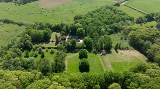 Te midden van het groen, op een uitzonderlijk perceel van ruim 2,7 hectare, bevindt zich deze luxueuze en vrijgelegen villa: een oase van rust...