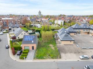 Bouwgrond voor halfopen bebouwing, koppelbouw, in het centrum van Tielt die deel uit maakt van een rustig gelegen verkaveling in de directe...