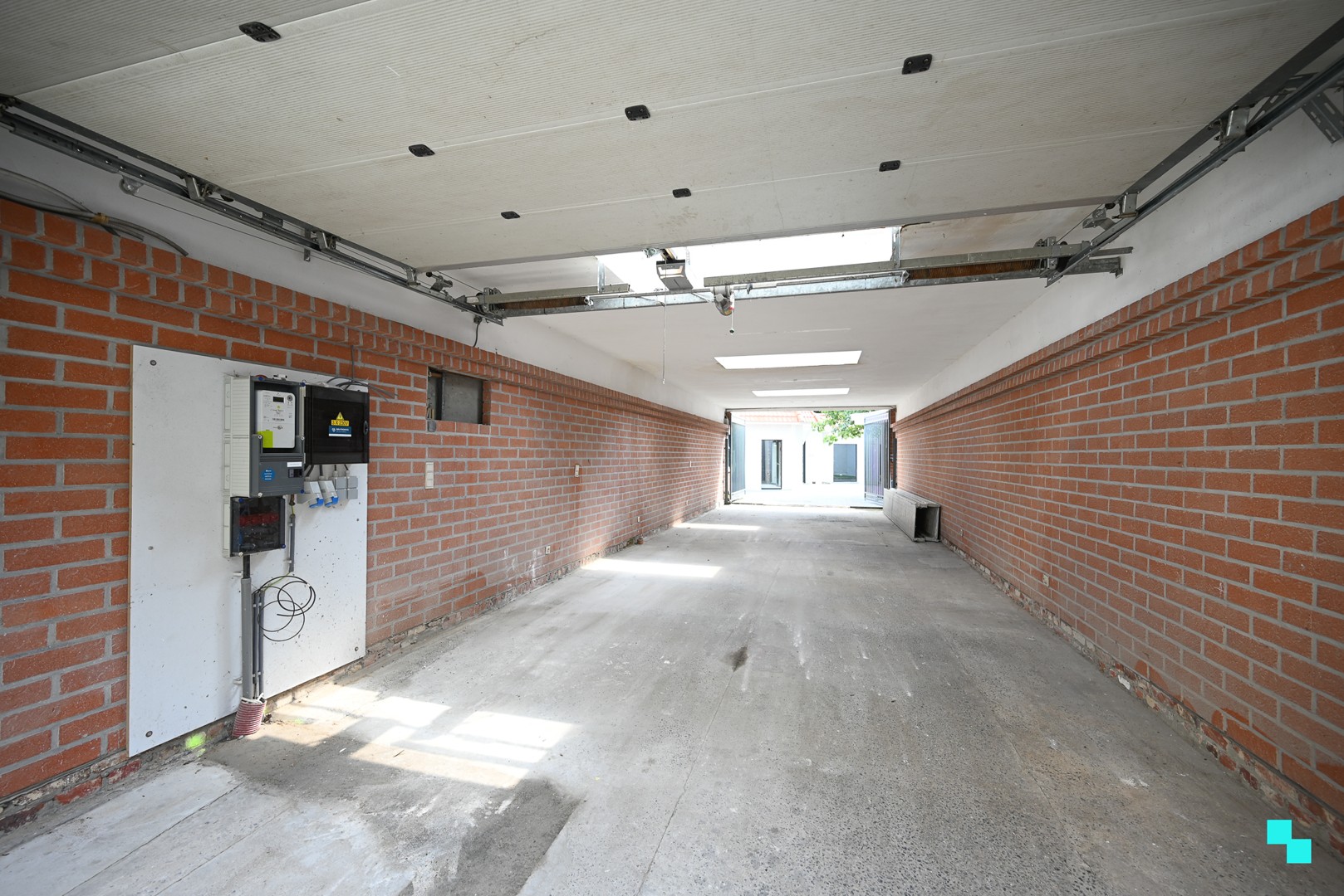 Toonzaal of bureelruimte met riante opslagruimte in hartje Kuurne op discrete ligging - foto 4