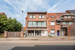 Discover this exceptionally versatile property in a prime location in Waregem, consisting of a commercial building with spacious living quarters. Thanks to its excellent visibility, multifunctional layout, and spacious living area, this property presents an ideal opportunity for self-employed professionals, entrepreneurs, or investors looking to combine living and working.The commercial section includes a street-facing retail space with a spacious multipurpose area behind it, which is currently set up as a professional commercial kitchen. Traiteur Speleers is currently operating here and will continue its operations until a new owner is found for the commercial section. The layout offers numerous possibilities for various commercial or office activities.The residential unit has a separate entrance and is located on the first and second floors. Thanks to the large windows, the apartment enjoys pleasant natural light and a spacious living experience.Apartment Layout:Through the entry hall, you reach the cozy and light-filled living area on the first floor, consisting of a charming sitting area, a dining area, and a spacious kitchen. A fixed staircase leads to the second floor, where you’ll find four full-sized bedrooms, along with a bathroom equipped with a bathtub, shower, and sink.At the rear of the property, you’ll enjoy a spacious, private garden with a sunny terrace and a practical garden shed. Additionally, the property features a drive-through to the back, ensuring excellent accessibility.Highlights:Prime commercial location in WaregemCommercial property with spacious living quartersFour full-size bedroomsLarge multipurpose space with numerous possibilitiesSpacious private garden with terrace and garden shedDrive-through to the rearWell-maintained propertyNatural gas heatingNo renovation required Are you looking for a property where living and business go hand in hand, or for an attractive investment in an excellent location? Then this property is definitely worth a visit.Interested? Contact us at charlotte@immobeguin.be.