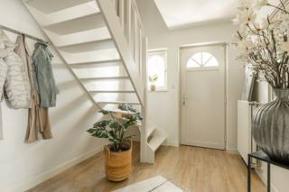 <p>Gelegen aan de rustige Marsestraat die enkel toegankelijk is voor lokaal verkeer vinden we deze mooie woning terug. Met een bouwjaar van 2002 biedt dit huis de perfecte combinatie van een mooie architectuur en praktische indeling.<br /><br />Indeling: Inkomhal met trap naar de verdieping, verrassend ruime woonkamer (49,02m²) , keuken met aanpalend bijkeuken, apart toilet, mooie badkamer in mediterraanse stijl en een slaapkamer op het gelijkvloers.<br />Verdieping: Overloop, 2 slaapkamers, apart toilet, bergruimte<br /> </p>

<p>Tuin: Zeer mooi en rustig perceel dat onderhoudsvriendelijk is.<br /><br />Garage: Een ruime garage van maar liefst 4m * 10m<br /><br />De locatie stelt u in staat om te genieten van de rust van een woonwijk, terwijl u in de nabijheid bent van alle benodigde voorzieningen. Dit huis is niet alleen een woning, maar een plek waar u uw dromen kunt realiseren. <br /><br />Meer info? Contacteer ons voor een vrijblijvende afspraak.</p>