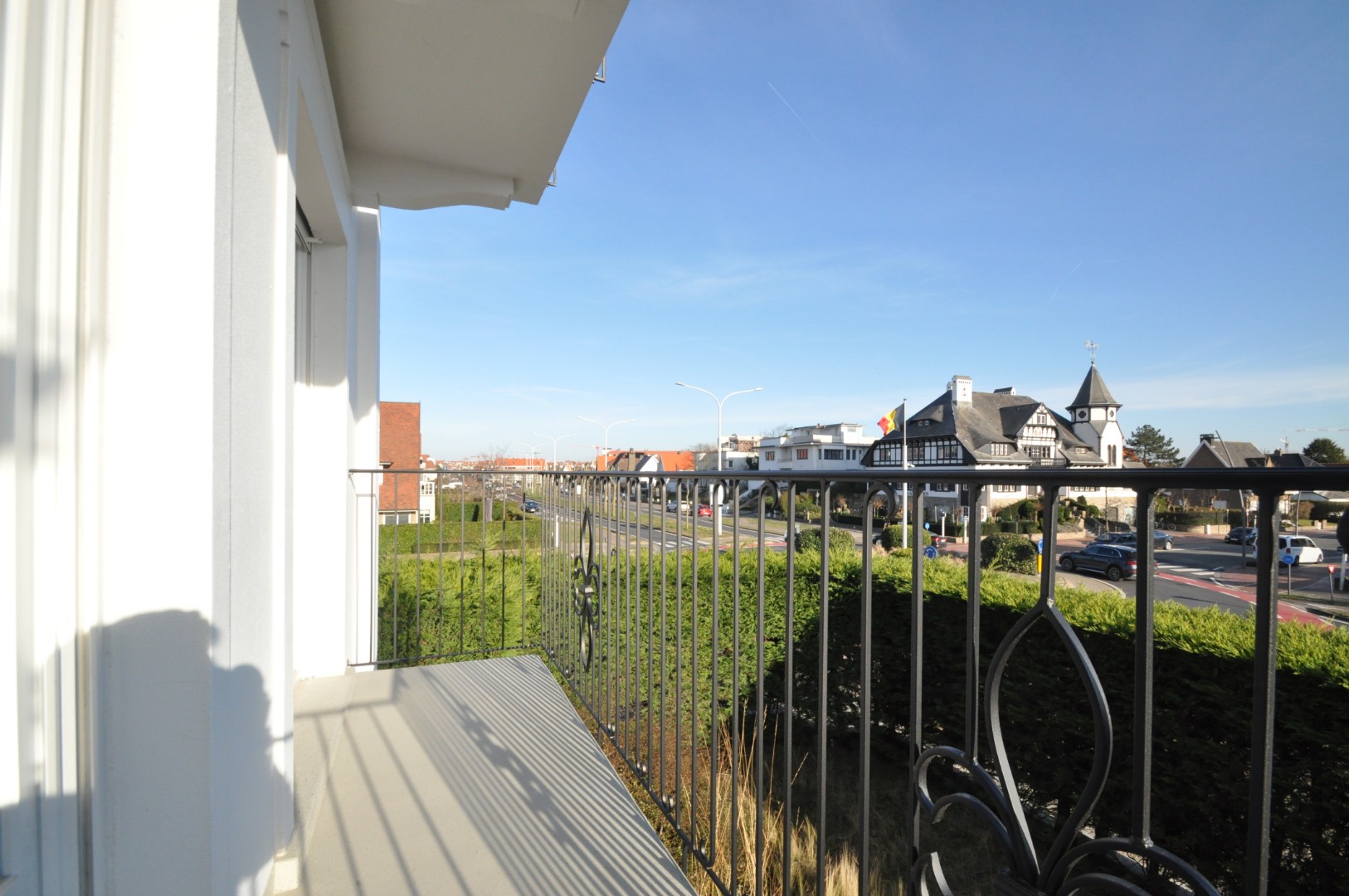 Recent vernieuwd, 3 slaapkamer appartement met zijdelings zeezicht en rondom terrassen,  in statige residentie vlakbij het Albertstrand. - foto 5