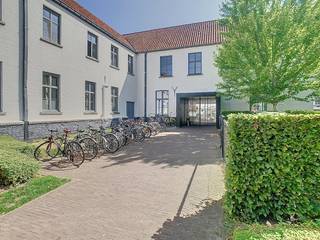 Deze uitzonderlijk ruime studentenkamer van 32 m², met kitchenette en eigen badkamer, is nu beschikbaar in Residentie Campus Amicorum, gelegen in...
