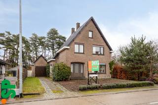 Te renoveren gezinswoning met zeer ruime tuin op perceel van 16A 28CA.<br /><br />Deze gezinswoning verwelkomt je via een inkomhalen die leidt naar een lichtrijke en aangename leefruimte, met aansluitend een gezellige eethoek. Voorts kom je uit in de keuken, van waaruit je de kelder kan betreden, wat zorgt voor extra opbergruimte. Voorts is er ook nog een zeer aangename veranda voorzien met prachtig zicht op de ruime tuin. <br /><br />De eerste verdieping telt drie volwaardige en ruime slaapkamers, alsook badkamerruime met toilet en douche. <br /><br />Voorts is er ook nog een praktische inpandige garage/berging voorzien voor extra gebruiksgemak. <br /><br />De ligging: op wandelafstand van winkels, scholen en openbaar vervoer, in de nabijheid van aangename wandel- en fietspaden.<br /><br />Kortom, een ideale gezinswoning voorzien van veel buitenruimte. <br /><br />Voor meer informatie of een bezoek ter plaatse, kan u contact opnemen met IMMO SP via 014 59 10 20 of mailen naar jill@immosp.be. Benieuwd naar de waarde van uw eigen woning? Vraag vrijblijvend een gratis verkoopanalyse aan – wij helpen u graag verder!