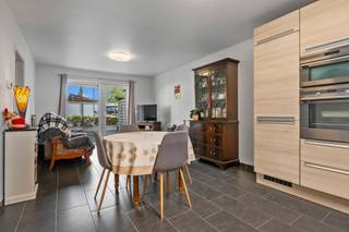 <p>Dit gezellig gelijkvloers appartement is rustig maar centraal gelegen in het hart van Lebbeke, vlakbij openbaar vervoer, scholen en winkels. Indeling: een inkomhal, een bergruimte met aansluiting voor wasmachine &amp; droogkast, een lichtrijke leefruimte met open keuken. Deze keuken is voorzien van alle comfort (koelkast, vaatwas, oven, microgolf,…). Vanuit de leefruimte is er toegang tot het terras/tuin (36m²). Verder is er een ruime slaapkamer, een apart toilet, badkamer met zowel ligbad als douche en wastafel. Tot slot is er nog een ruime garage met automatische poort. TROEVEN: rustig maar zeer centraal gelegen, garage inclusief, lichtrijke ruimtes, ruim terras. <span>Ideaal voor de singles/koppels onder ons! </span>Meer informatie of bezoek? Contacteer Charlotte van IMMO TROEF: 052 52 52 00 - info@immotroef.be</p>