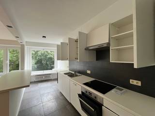 Ruim en lichtrijk appartement met 3 volwaardige slaapkamers en een uitzonderlijk groot terras, ideaal voor wie op zoek is naar comfort en ruimte. Het appartement beschikt over een vernieuwde, volledig uitgeruste keuken en een moderne badkamer, waardoor u meteen kunt genieten van alle hedendaagse voorzieningen. Daarnaast zijn er een fietsenberging en een private kelder aanwezig, wat extra opbergruimte en gebruiksgemak biedt. Het appartement is onmiddellijk beschikbaar. De huurprijs bedraagt €1150 per maand, aangevuld met een voorschot van €75 voor de algemene onkosten en €75 voor verwarming. Ben je geïnteresseerd in dit pand te huur in Oostende? Ga naar de website www.dermul.be, klik op het pand dat je wenst te huren. Via de knop "ik heb interesse" vragen we u kort een profiel in te vullen. Daarna nemen we contact op voor een bezoek. Telefonisch kunnen er geen afspraken gemaakt worden.