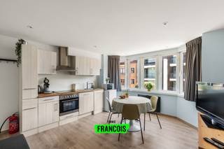 Dit gezellige éénslaapkamerappartement bevindt zich in de Jean Van Hinsberghstraat in Middelkerke en is ideaal voor wie op zoek is naar een knusse en goed gelegen woonst aan de kust.<br /><br />De indeling van het appartement zorgt voor een aangename woonbeleving, met een lichtrijke leefruimte die perfect aansluit op de functionele keuken. De aparte badkamer biedt extra comfort en privacy.<br /><br />Dankzij de gunstige ligging geniet je hier van een vlotte verbinding met het centrum, winkels en het openbaar vervoer. Bovendien bevindt de zeedijk zich op wandelafstand, waardoor je op elk moment kan genieten van een ontspannen wandeling langs het strand.<br /><br />Voor meer informatie of een bezoek kunt u contact opnemen met Inti op middelkerke@immofrancois.be<br /><br /> of 0470 46 75 13.<br /><br />