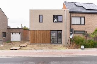 <p>Ontdek deze instapklare moderne halfopen bebouwing in de rustige Overheulestraat te Moorsele. Deze stijlvolle woning combineert comfort, licht en functionaliteit.<br />Bij het binnenkomen word je verwelkomd door een ruime, lichtrijke leefruimte met grote raampartijen die zorgen voor een aangename lichtinval. De volledig uitgeruste keuken sluit naadloos aan op de leefruimte en vormt het hart van de woning — ideaal voor wie graag kookt en gasten ontvangt. Aansluitend vind je een ruime, praktische berging.<br />Op de verdieping zijn er drie volwaardige slaapkamers, een stijlvolle badkamer met ligbad, inloopdouche en toilet.<br />De woning is voorzien van vloerverwarming voor optimaal wooncomfort het hele jaar door.<br />✨ Troeven op een rijtje:<br />Instapklare nieuwbouwwoning<br />3 slaapkamers<br />Badkamer met bad, douche en toilet<br />Uitgeruste keuken en lichtrijke leefruimte<br />Vloerverwarming<br />Energiezuinig en kwalitatieve afwerking<br /><br /></p>
<p>Prijs reeds inclusief BTW & registratierechten!</p>
<p>E-peil: 30</p>