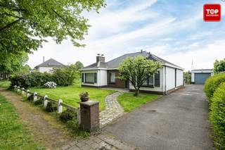 Deze te renoveren gelijkvloerse woning geniet van een uitstekende ligging, op slechts een kwartier fietsen van het centrum van Gent...