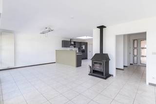 Te Erwetegem, op een perceel van 806 m², vinden we deze woning met aangebouwde handelsruimte of eventueel uitgebreid leefgedeelte (co-housing). De totale bewoonbare oppervlakte is een royale 363m² en dit zonder zolder of kelder! U beschikt hier over een woonhuis met een ruime leefruimte en open keuken, alsook een bureel, toilet, badkamer en wasplaats. Op het verdiep zijn er 3 slaapkamers en een vaste trap naar de zolder onder het nieuwe dak! Het linkse gedeelte is nieuw gebouwd in 2011 en omvat een winkelruimte en op het verdiep een vergaderruimte en vaste trap naar een afgewerkte zolder. Achter de woning vinden we een ruim terras en een grote tuin. Er is 1 overdekte parkeerplaats voorzien vooraan. Bijzonder ruime eigendom met minimale kosten! Voor meer inlichtingen of een bezoek, contacteer Veronique 0483/676579