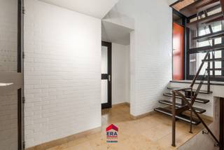 <br />Op een rustige locatie in de Zandputlaan te Mol bevindt zich deze ruime woning, ontworpen door architect Roger Van Hoof. De woning is gelegen op een perceel van 582 m² en biedt een doordachte indeling met ruimte en een aangename tuin. Dankzij de solide constructie, de ruime indeling en het doordachte ontwerp van architect Roger Van Hoof beschikt deze woning over een sterke basis en een bijzonder groot renovatiepotentieel. Ze is dan ook de ideale keuze voor wie op zoek is naar een karaktervolle woning met veel ruimte en tal van mogelijkheden om volledig naar eigen smaak te moderniseren.<br />Troeven:
<ul><li>Rustige ligging</li><li>3 slaapkamers (mogelijkheid tot 4)</li><li>Voorzien van praktijk- of bureauruimte van 11,3 m²</li><li>Woning op een perceel van 582 m²</li><li>Mogelijkheid tot aankoop aangrenzend achterliggend perceel van 401 m², toegang Torenstraat</li><li>Groot renovatiepotentieel</li><li>Voldoende berging + voorziening kelder</li></ul>
Bent u op zoek naar een woning waar u uw eigen woonproject kunt realiseren op een rustige locatie in Mol? Dan is deze eigendom beslist een bezoek waard.