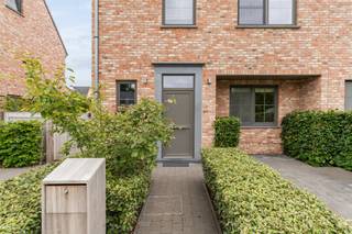 <p>Te koop: instapklare halfopen woning in Boortmeerbeek, op wandelafstand van het centrum.</p><p><br /></p><p>Deze instapklare woning, gebouwd in 2019, combineert kwalitatieve materialen met een doordachte indeling. Gelegen in een rustige doodlopende straat, geniet u van privacy en een veilige omgeving, terwijl alle voorzieningen en openbaar vervoer op wandelafstand liggen. Dankzij het EPC-label A is de woning energiezuinig en klaar voor de toekomst. Bij zonnige dagen is het heerlijk vertoeven in de volledig aangelegde tuin met tuinverlichting. De tuinberging zorgt weer voor extra opbergruimte of voor het plaatsen van fietsen.</p><p><br /></p><p>Belangrijkste ruimtes:</p><p>• Woonkamer met veel lichtinval en open keuken</p><p>• Moderne keuken met inductiekookplaat, dubbele spoelbak, vaatwasser, koelkast, oven en combi-oven</p><p>• Badkamer met douche, ligbad en dubbele wastafel in meubel</p><p>• Vier slaapkamers, waarvan één in gebruik als dressing met ingemaakte kasten</p><p>• Wasplaats met spoelbak, aansluitingen voor wasmachine en droogkast, waterverzachter en ingemaakte kasten</p><p>• Berging en zolder voor extra opslagruimte</p><p> </p><p>Troeven:</p><p>• Instapklare woning met kwalitatieve materialen</p><p>• Rustige ligging in een doodlopende straat</p><p>• Nabij centrum, treinstation en openbaar vervoer</p><p>Neem vandaag nog contact op met uw ERA-makelaar voor een bezoek.</p><p>JOUW DROOMHUIS. ZO GEVONDEN!</p>