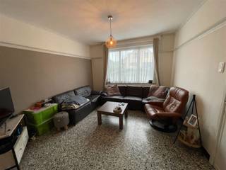 <p><span>Rustig gelegen half open woning.  Inkom, ruime living, keuken, veranda, wasplaats, 3 slaapkamers, zolder, kelder, dubbele garage, tuin.  Vrij op heden.  Epc C 295 kWh/m² uc 3376392.  Voor info of bezoek , bel 056.21.58.00 of www.immo-lvb.be, naar pand gaan en via agenda de afspraak inboeken.</span></p>