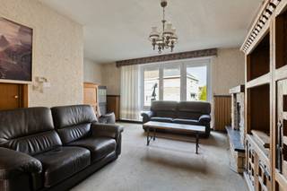 <p>Bent u op zoek naar een strategisch gelegen woning die u naar eigen smaak kunt opfrissen en optimaliseren? Deze <b>ruime bel-etage</b> aan de Keperenbergstraat 48 in Dilbeek biedt de perfecte combinatie van ruimte, structuur en een uitstekende ligging.</p>
<h3>De indeling van de woning:</h3>
<ul>
<li>
<p><b>Gelijkvloers:</b> U wordt verwelkomd in een ruime inkomhal die toegang biedt tot een grote <b>garage</b>, een praktische stookplaats en een extra berging. Ideaal voor wie nood heeft aan stockageruimte of een hobbyruimte.</p>
</li>
<li>
<p><b>Eerste verdieping:</b> Hier bevindt zich de lichtrijke leefruimte, de keuken en de badkamer. Een verdieping met een logische flow en veel natuurlijk licht.</p>
</li>
<li>
<p><b>Tweede verdieping:</b> De nachthal geeft toegang tot <b>3 volwaardige slaapkamers</b>.</p>
</li>
<li>
<p><b>Zolderverdieping (+- 50m²):</b> Via een luik in de nachthal bereikt u de ruime zolder. Mits het plaatsen van een vaste trap kan deze ruimte volledig ingericht worden als extra slaapkamers, master suite of bureau.</p>
</li>
</ul>
<h3>Investeer slim in energiezuinigheid:</h3>
<p>De woning biedt een unieke kans op energetisch vlak. Met een geschatte investering van slechts <b>ca. € 8.000 voor dakisolatie</b>, kan het EPC-label van deze woning eenvoudig worden opgewaardeerd naar een <b>gunstig C-label</b>. Een beperkte investering die onmiddellijk resulteert in meer wooncomfort en een hogere marktwaarde.</p>
<h3>Waarom kiezen voor de Keperenbergstraat?</h3>
<p>U woont hier in een residentiële straat in Dilbeek, met een vlotte verbinding naar het centrum, scholen en belangrijke invalswegen. De ideale plek voor gezinnen die rustig willen wonen maar toch overal dichtbij willen zijn.</p>
<hr />
<h3><b>Interesse in een bezoek?</b></h3>
<p>Wacht niet te lang en ontdek het potentieel van deze woning zelf. Neem direct contact op met <b>Nils Deblock</b> voor meer informatie of een afspraak ter plaatse:</p>
<p>📞 <b>0497 248 251</b> 📧 <b>nils.deblock@weinvest.be</b></p>
<p><b>Maak van dit huis uw nieuwe thuis in Dilbeek!</b></p>