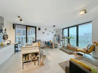 In de Residentie Nieuw Brugge III vindt u dit lichtrijk en recent appartement.<br /><br />De open leefruimte vormt het kloppend hart van het appartement, met een naadloze overgang naar de volledig uitgeruste keuken en een royaal hoofdterras. Rust vindt u in de ruime master bedroom. De tweede kamer biedt flexibiliteit als bureau of hobbykamer. <br /><br />De badkamer is uitgerust met een moderne inloopdouche, een badkamermeubel met spiegel en een handdoekverwarmer, zodat comfort en praktisch gebruik hand in hand gaan. <br /><br />Het appartement beschikt bovendien over een praktische berging, waar alle technische installaties verborgen zijn en waar aansluitingen voorzien zijn voor wasmachine en droogkast.<br /><br />Verder beschikt de residentie ook over een gemeenschappelijk fietsenberging.<br /><br />Indeling:<br /><br />2°V.: Inkomhal - slaapkamer 1 - badkamer - slaapkamer 2 - woonkamer met open keuken - berging - apart toilet - terras<br /><br />Algemeen<br />- huurprijs: € 875,00/maand + € 75,00/maand (algemene kosten)<br />- beschikbaar vanaf 01/01/2027<br /><br />De snelste manier om een bezoek te brengen aan deze woning? Vraag je bezoek aan via de roze knop op onze website (www.dewaele.com) en je wordt gecontacteerd door onze verhuurexpert.