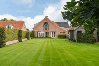Cette ancienne ferme a fait l'objet d'une rénovation totale... Des matériaux caractéristiques et de haute qualité ont été utilisés et ont été impeccablement entretenus au fil des ans. <br />Au total, la maison comprend... chambres, chacune avec sa propre salle de bain et une salle de bain supplémentaire au rez-de-chaussée en plus du rangement pratique et de la buanderie.<br />L'appartement du premier étage (qui est licencié séparément) dispose de 3 chambres, d'une salle de bains et d'un toit-terrasse intérieur avec vue sur la tour Katrien. L'annexe est également joliment décorée et équipée d'une salle de bains et d'une kitchenette afin qu'elle puisse également être utilisée de manière multifonctionnelle.<br /><br />CPE : 157 kWh/m² / CU : 20260908-0003950140-RES-1<br />CPE : 78 kWh/m² / CU : 20260908-0003949930-RES-1<br /><br />Registre des mesures: non