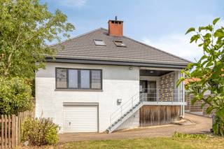 deze mooie woning in open bebouwing bevindt zich in een woonwijk in Korbeek-Lo, deelgemeente van Bierbeek. De woning biedt aangename, heldere leefruimtes en een overdekt terras op het gelijkvloers op straatniveau, 3 slaapkamers en nog een polyvalente kamer op de verdieping en een volwaardige kelderverdieping met inpandige garage. De tuin aan de woning is volledig omheind en heeft ook een serre.
Omvattende:
Gelijkvloers: inkomhal, zit- en eetkamer, keuken, overdekt terras, nachthal, 3 slaapkamers, badkamer, toiletruimte
Zolderverdieping: polyvalente kamer, bergzolder
Kelderverdieping: inpandige garage, 6 keldercompartimenten
Inrit en tuin: inrit, omheinde tuin met serre en berging
Ligging: de woning bevindt zich in een woonwijk in Korbeek-Lo, een deelgemeente van Bierbeek. Bushaltes zijn vlakbij, de N3 Leuven/Tienen bevindt zich op 750m, de aansluiting met de ring rond Leuven is op 4 km afstand en de aansluiting met de E40 is op een 5-tal km rijden.
Deze woning is onmiddellijk beschikbaar.
Bekijkt u dit pand via één van onze aanverwante websites, dan verwijzen wij u graag door naar onze eigen website. https://www.itimmo.be/pimberg-33-korbeeklo