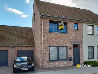 Ruime rijwoning gelegen rustige verkaveling vlakbij de Rijksweg (N36) en de op- en afrit van de E403 - bestaande uit inkom met gastentoilet,...