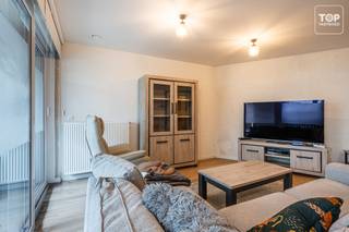 <p><span>Instapklaar gelijkvloers appartement met EPC A en gezellig terras</span></p>
<p><span>In een rustige straat in Oostakker bevindt zich dit recente en volledig instapklare appartement uit 2021. <br /><br />De ligging combineert een aangename woonomgeving met een vlotte bereikbaarheid richting Gent en de belangrijkste invalswegen, terwijl winkels, scholen en openbaar vervoer zich in de nabije omgeving bevinden.</span></p>
<p><span>Het appartement is gelegen op het gelijkvloers en beschikt over een lichtrijke leefruimte met aansluitend een gezellig terras, waar je geniet van een aangenaam zicht op het groen.</span></p>
<p><span>Verder zijn er één volwaardige slaapkamer, een badkamer met douche en een afzonderlijke praktische wasplaats.</span></p>
<p><span>Dankzij het recente bouwjaar en het gunstige EPC-label A woon je hier bijzonder energiezuinig en zonder grote kosten of werken. <br /><br />Een ideaal appartement voor starters, alleenstaanden of koppels die rustig willen wonen en tegelijk een vlotte verbinding met Gent belangrijk vinden.</span></p>
<p><span>Interesse? Bel Top Vastgoed op 0475 700 700 en plan je bezoek.</span></p>