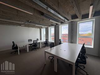 Gelegen op een toplocatie in <strong>Gentbrugge</strong>, bevindt zich dit moderne businesscenter <strong>"Watt The Health" </strong>op korte afstand van het centrum van Gent. Dankzij de ligging nabij de R40 en de E17 en het openbaar vervoer in de directe omgeving, is het kantoor vlot bereikbaar.<br /><br />Deze instapklare all-in kantoorruimte van 170 m² biedt plaats aan <strong>27 werkplekken</strong> en combineert een professionele werkomgeving met tal van gedeelde faciliteiten. U kunt gebruikmaken van moderne vergaderruimtes, phone booths, een stijlvolle lounge, volledig uitgeruste keuken en een aangenaam rooftopterras. Daarnaast beschikt u over 24/7 toegang tot het businesscenter, een onthaaldienst en een fietsenstalling.<br /><br /><strong>ALL-IN PRIJS</strong>: internet, onroerende voorheffing, verwarming, elektriciteit, schoonmaak en het gebruik van de gedeelde faciliteiten zijn inbegrepen in de huurprijs. Bovendien is een flexibele huurtermijn mogelijk, afgestemd op de behoeften van uw onderneming.<br /><br />Neem vandaag nog contact op met <strong>Simon </strong>PANORAMA B2B GENT KANTOREN voor meer informatie of om een vrijblijvend plaatsbezoek in te plannen via het nummer <strong>0477 44 39 30</strong>.