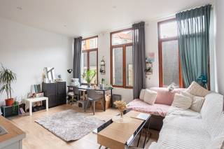 Gelegen in het charmante en autoluwe Kopstraatje, midden in het historische centrum van Antwerpen, vinden we deze gezellige studio met een aparte slaapruimte en badkamer.<br />De ligging is zonder twijfel één van de grootste troeven van deze eigendom. Het Kopstraatje bevindt zich op wandelafstand van de Grote Markt, de Schelde, de Groenplaats en de Meir. De buurt combineert het authentieke karakter van de Antwerpse binnenstad met een bijzonder ruim aanbod aan winkels, restaurants, cafés en culturele voorzieningen. Alles wat de stad te bieden heeft, bevindt zich letterlijk voor de deur.<br /><br />De studio beschikt over een leefruimte met een afzonderlijke slaapruimte,, een badkamer en een praktische indeling. Dankzij de aparte slaapruimte biedt de studio meer wooncomfort en privacy dan een klassieke open studio.<br />Een interessante eigendom voor investeerders: de studio is momenteel stabiel verhuurd, waardoor de nieuwe eigenaar vanaf de aankoop kan rekenen op een bestaande huuropbrengst. De combinatie van een aantrekkelijke ligging, een compact en vlot verhuurbaar type eigendom en een gevestigde huurder maakt dit een interessante investering in het centrum van Antwerpen.