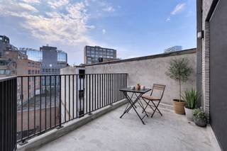 Het appartement bevindt zich op de zesde verdieping, achteraan in residentie KPlaza, een modern, energiezuinig en stijlvol nieuwbouwproject dat werd opgeleverd in 2019. Bij het betreden van de leefruimte valt meteen de mooie parketvloer op, evenals de kwalitatieve materialen en verzorgde afwerking.<br />De open keuken is praktisch ingericht en uitgerust met een koelkast, combioven, ingebouwde vaatwasser, kookplaat en dampkap. Ze sluit naadloos aan op de leefruimte en de slaaphoek. Het slaapgedeelte kan eenvoudig worden afgescheiden van de leefruimte.<br />Via een brede schuifraam heeft u toegang tot het ruime, zuidgerichte terras, waar u kan genieten van gezellige zomerse avonden. De badkamer is afgewerkt met strakke keramische tegels en beschikt over een lavabomeubel, spiegelkast, sierradiator en douche.<br />Daarnaast is het appartement voorzien van een apart toilet en een technische berging met aansluiting voor een wasmachine. Fietsen kunnen worden gestald in de gemeenschappelijke fietsenberging én een ruime privatieve kelderberging is inbegrepen in de prijs.<br />We bieden dit trendy appartement aan in het hart van het centrum van Antwerpen, op slechts enkele meters van het Centraal Station, De Keyserlei en de Meir. De locatie wordt omringd door bruisende horeca, leuke winkels, scholen en een vlotte verbinding met het openbaar vervoer. Dankzij deze centrale ligging is het appartement ideaal zowel als investering (verhuur of Airbnb) als voor eigen bewoning, met bovendien een interessant meerwaardepotentieel door het RUP Pelikaanstraat en de geplande ontwikkelingen in de omgeving.