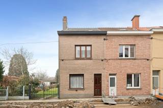 Verkoop op lijfrente – woning met aanpalende bouwgrond<br /><br />Interessante opportuniteit voor wie op zoek is naar een investering met toekomstperspectief: deze te renoveren woning wordt aangeboden in lijfrente, gecombineerd met een aanpalend stuk bouwgrond.<br /><br />Gelegen op een perceel van 93 m², aangevuld met een bouwgrond van 178 m², biedt dit eigendom tal van mogelijkheden op termijn. De totale geschatte waarde van woning en bouwgrond bedraagt € 360.000. <br /><br />De aankoop gebeurt via een bijzonder toegankelijke formule: een beperkt startkapitaal (boeket) van € 100.000, aangevuld met een maandelijkse (geïndexeerde) rente van € 900. Dit maakt het mogelijk om te investeren zonder een grote onmiddellijke kapitaalinbreng, terwijl u tegelijk inspeelt op een potentieel waardevast en schaarser wordend vastgoedaanbod.<br /><br />De rentegenieter is een dame van 75 jaar, wat deze investering extra interessant maakt in termen van evenwicht tussen risico en rendement.<br /><br />Indeling van de woning: op het gelijkvloers bevinden zich een inkomhal met trap, een gezellige zit- en eetruimte, bijkeuken, keuken en badkamer. Op de eerste verdieping zijn er twee slaapkamers. De zolderverdieping biedt nog uitbreidingsmogelijkheden en kan ingericht worden tot een volwaardige extra slaapkamer van circa 26 m². Daarnaast is er een praktische kelder aanwezig.<br /><br />Kortom, een eigendom met potentieel, gecombineerd met de financiële flexibiliteit en fiscale interessantheid die een lijfrenteconstructie met zich meebrengt — ideaal voor investeerders die vooruitdenken.