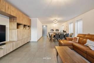 Dit instapklare en zeer recente nieuwbouwappartement (2019) is gelegen in het centrum van Sint-Niklaas, op wandelafstand van de Grote Markt, scholen, winkels en openbaar vervoer. Een uiterst vlotte ligging voor wie comfortabel en centraal wil wonen, maar ook bijzonder interessant als investering.
Het appartement beschikt over meer dan 100 m² bewoonbare oppervlakte en is gelegen op het gelijkvloers, wat zorgt voor maximaal gebruiksgemak: geen lift, geen wachttijden en een vlotte toegankelijkheid. De zeer ruime leefruimte met open keuken vormt het hart van het appartement. De keuken is uitgerust met alle moderne voorzieningen en een ruim werkoppervlak, ideaal voor dagelijks comfort en gezellige momenten.
Verder beschikt het appartement over een handige technische ruimte, een apart toilet en een badkamer met inloopdouche, wat bijdraagt aan het hedendaags wooncomfort. De gezellige buitenruimte met rechtstreekse toegang is een absolute troef, onder meer bij het binnenbrengen van boodschappen of fietsen.
Technisch scoort dit appartement bijzonder sterk: EPC A (ecobouw), ventilatiesysteem C, condensatieketel en conforme elektriciteit.
Een staanplaats wordt mee aangeboden aan €12.500.
Een uitstekende opportuniteit als eigen woning of investering. Snel bij zijn is de boodschap. Bel ons nu voor een afspraak op het nummer: 052/46.38.03 en wie weet tot binnenkort! 
