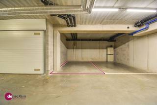 <p><span>Parking souterrain près du centre de Haacht</span></p><p><span> </span></p><p><span>Ce parking souterrain fermé est situé sous le Moermanshof, au centre du village de Haacht. Le parking est facile d'accès et offre un grand espace de manœuvre, ce qui facilite le stationnement des grandes voitures. Le parking n'est accessible qu'aux résidents et aux propriétaires et est équipé d'un portail d'entrée automatique, ce qui garantit un environnement sûr et propre.</span></p><p><span> </span></p><p><span>Grâce à sa situation centrale, les magasins, les commodités et les transports publics sont accessibles à pied. En outre, le parking est proche des principales voies d'accès à Bruxelles, Louvain et Malines, ce qui le rend particulièrement intéressant pour les navetteurs et les investisseurs. Le parking est disponible immédiatement et constitue une solution idéale pour tous ceux qui recherchent un espace de stationnement sûr, confortable et facilement accessible à Haacht.</span></p><p><span> </span></p><p><span>Intéressé(e)? Contactez-nous dès aujourd'hui!</span></p><p><span> </span></p><p><span>015 20 36 00 - <span>info@domoxim.be</span></span><span> </span></p><p><span> </span></p><p><span>domoXim. Là où les rêves se réalisent!</span></p><p><span> </span></p><p><span>Vous voulez connaître la valeur de </span><span>votre maison</span><span>? Nous vous conseillons volontiers.</span></p>