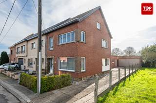 Op zoek naar een woning die je volledig naar eigen smaak kan afwerken?Dan is deze halfopen bebouwing precies wat je zoekt! Gelegen op een aangename...