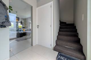 <h3><span>Instapklare halfopen woning met 3 slaapkamers en zwembad te Bilzen</span></h3><p><span>Deze verzorgde halfopen bebouwing uit 2009 is gelegen op een perceel van 3 a 19 ca in Bilzen en beschikt over een bewoonbare oppervlakte van 173 m². Dankzij de praktische indeling, de volledig omheinde tuin en het ingebouwde zwembad is deze woning de ideale gezinswoning.</span></p><p><span>We betreden de woning via de inkomhal, waar zich een apart gastentoilet bevindt. Via een glazen deur bereiken we de lichtrijke woonkamer, die dankzij de grote raampartijen geniet van een aangename natuurlijke lichtinval. De woonkamer sluit naadloos aan op de eetruimte en de open keuken, wat zorgt voor een ruimtelijk gevoel.</span></p><p><span>De keuken biedt een mooi uitzicht op de tuin en is uitgerust met een ingebouwde koelkast, oven, inductiekookplaat, dampkap en vaatwasser.</span></p><p><span>Aansluitend aan de eetruimte bevindt zich een praktische hal die toegang geeft tot de berging. Hier zijn de condensatieketel en de aansluitingen voor een wasmachine en droogkast voorzien. Vanuit deze hal bereikt u eveneens de inpandige garage met sectionale poort en de achterdeur die toegang biedt tot de tuin.</span></p><p><span>Op de verdieping geeft de nachthal toegang tot drie slaapkamers. De master bedroom beschikt over een praktische inloopdressing. Verder bevindt zich op deze verdieping een ruime badkamer, uitgerust met een dubbele lavabo in meubel, ligbad, douche en toilet.</span></p><p><span>Daarnaast beschikt de woning over een ruime zolder, ideaal voor het opbergen van allerhande spullen.</span></p><p><span>Buiten geniet u van een volledig omheinde tuin met een aangenaam terras, een ingebouwd zwembad en een tuinhuis. Hierdoor vormt de tuin een ideale plek om te ontspannen en te genieten van het buitenleven in alle privacy.</span></p><p><span>Bent u op zoek naar een instapklare woning met drie slaapkamers, een inpandige garage en een prachtige tuin met zwembad? Dan is deze woning in Bilzen zeker een bezoek waard.</span></p><p><span> </span></p><p><span>Meer info of graag een bezichtiging? Neem contact op met Iris via 0483 110875 of Iris@jemar.be</span></p>