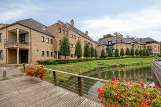 [[ DIT PAND NEEMT DEEL AAN DE ERA OPEN HUIZEN DAG OP 19/9 VAN 11:00 TOT 12:00 ]]
<p><strong>Diest: duplex appartement te koop met ruim terras en zicht op het groen</strong></p>

<p>Dit instapklare duplex appartement is gunstig gelegen in het centrum van Diest, nabij scholen, winkels, parken, restaurants en cafés. Dankzij het open zicht op het groen geniet u hier van een aangename woonomgeving, terwijl het treinstation, openbaar vervoer en de autostrade vlot bereikbaar zijn.</p>

<p>Het appartement dateert van 2002 en is asbestveilig. De elektriciteit is conform en met een <strong>EPC-label B</strong> geniet u van een energiezuinige woonst. De nieuwe gasketel van 2024 is bovendien een mooie extra troef.</p>

<p><strong>Indeling:</strong></p>

<ul><li><strong>Kelder:</strong> afgesloten ruime garage</li><li><strong>Eerste verdieping:</strong> inkomhal met vestiaire, gastentoilet, woonkamer, open keuken, berging en zeer ruim terras van 27 m² met prachtig zicht op het groen</li><li><strong>Tweede verdieping:</strong> nachthal, drie ruime volwaardige slaapkamers en grote badkamer met douche en toilet</li><li><strong>Zolder:</strong> extra opbergruimte</li></ul>

<p><strong>Troeven:</strong></p>

<ul><li>Gunstige ligging in centrum Diest</li><li>Zeer ruim terras van 27 m² met zicht op het groen</li><li>EPC-label B en conforme elektriciteit</li><li>Nieuwe gasketel van 2024</li><li>Ruime afgesloten garage inbegrepen</li></ul>

<p>Bent u op zoek naar een comfortabel appartement met ruimte, groen uitzicht en een uitstekende ligging? Plan vandaag nog uw bezoek en ontdek deze mooie duplex in Diest.</p>

<p><strong>JOUW DROOMAPPARTEMENT. ZO GEVONDEN!</strong></p>