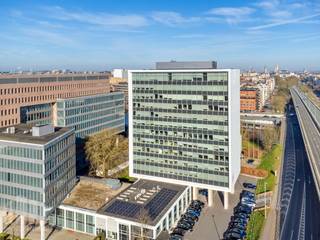 Deze high-end kantoren van<strong> </strong>335 m² bevinden zich op de gelijkvloerse verdieping van een prestigieus kantoorgebouw en combineren een uitstekende ligging met een luxueuze afwerking.<br />De locatie is ideaal: vlak bij afrit 1 (Ledeberg) van de <strong>E17</strong>, op korte afstand van de Gentse stadsring (R40) en slechts 2 kilometer van <strong>station Gent-Sint-Pieters</strong>. De casco kantoorruimte kan nog volledig naar wens worden ingericht.<br /><br />De kantoren zijn onmiddellijk beschikbaar en klaar om uw onderneming te huisvesten.<br /><br />Neem vandaag nog contact op met<strong> PANORAMA B2B </strong>voor meer informatie of om een vrijblijvend plaatsbezoek in te plannen. Wij zijn bereikbaar op <strong>09 225 09 02</strong>.