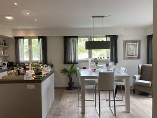 <p><span>Luxury apartment on 1st floor in the center 's-Gravenwezel</span></p><p><span> </span></p><p><span>* Layout : entrance hall with toilet and storage room, living room on parquet floor with sliding door to the terrace, open custom kitchen with Miele appliances, 2 bedrooms on high quality laminate, bathroom with bath / walk-in shower / double washbasin</span></p><p><span>- Central heating on gas, underfloor heating</span></p><p><span>- elevator, videophone</span></p><p><span>- available immediately</span></p><p><span>- garage box must be rented</span></p><p><span>- common costs € 50 / month</span></p>