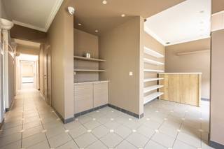 Op zoek naar een commercieel pand op een absolute toplocatie in Waregem?<br />Dit ruime handelspand biedt tal van mogelijkheden voor wie zichtbaarheid, bereikbaarheid én comfort belangrijk vindt. Dankzij de uitstekende ligging ben je hier verzekerd van maximale visibiliteit voor jouw zaak of praktijk.<br /><br />MOMENTEEL INGERICHT ALS SCHOONHEIDSINSTITUUT<br /><br />TROEVEN:<br /><br />* TOPLOCATIE met maximale zichtbaarheid<br />* PRIVATE PARKEERPLAATSEN voor klanten en personeel<br />* MEERDERE RUIMTES – ideaal voor kantoor, praktijk, studio, showroom…<br />* TWEE VERDIEPINGEN – heldere indeling en veel ruimte<br />* GOED ONDERHOUDEN<br /><br />INDELING:<br />Op het gelijkvloers vinden we een ruime inkomhal met wachtruimte of ontvangstruimte. Verder zijn er meerdere aparte praktijk- of kantoorruimtes, ideaal voor vrije beroepen, ondernemers. <br /><br />Op de eerste verdieping zijn er extra werkplekken, opslagmogelijkheden of vergaderruimtes, afhankelijk van jouw noden. Dankzij de flexibele indeling kan dit pand makkelijk aangepast worden aan jouw activiteit.<br /><br />Bovendien is er parkeergelegenheid voorzien op het terrein, wat een enorme meerwaarde biedt voor klanten, bezoekers of medewerkers.<br /><br />Dit handelspand is perfect voor wie op zoek is naar een goed bereikbare, instapklare en professionele locatie in Waregem.<br /><br />Benieuwd naar de mogelijkheden? Neem dan zeker contact op! <br /><br />Ref. LS/25046/K<br />EPC: 447 kWh/m² UC: 20230819-0002966118-KNR-1