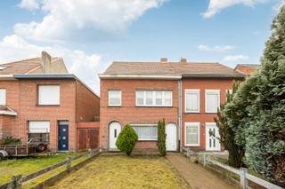 Deze centraal gelegen woning biedt een praktische indeling met een inkomhal, een leefruimte die aansluit op de keuken en op het gelijkvloers...