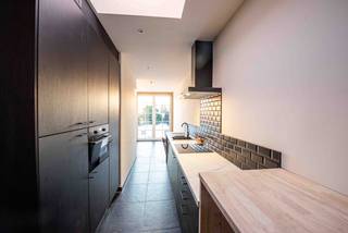 Deze <span><strong>modern gerenoveerde woning</strong></span> combineert hedendaags comfort met een warme, gezellige sfeer.<br />De <span><strong>gezellige woonkamer is voorzien van een pelletkachel.</strong></span> <br />Aansluitend is er de volledig<span><strong> nieuwe keuken, uitgerust met alle moderne toestellen</strong></span> en veel bergruimte.<br />Op het gelijkvloers is er een apart gastentoilet.<br />De <span><strong>ruime badkamer biedt alle comfort met een dubbele lavabo, een inloopdouche én een ligbad</strong></span>.<br />Via de trap in de woonkamer gaat u de 1ste verdieping waar een <span><strong>master bedroom is en een aansluitende dressing</strong></span>, die ook perfect kan dienen als extra slaapkamer of bureau.<br />Op de zolderverdieping werd bovendien een <span><strong>extra ruime</strong></span> <span><strong>zolderkamer</strong></span> ingericht.<br />Achteraan is er een<span><strong> terras met een klein, onderhoudsvriendelijk tuintje</strong></span>.<br />Bovendien is de woning voorzien van een<span><strong> doordacht en energiezuinig totaalconcept</strong></span>. De verwarming gebeurt via een <span><strong>Gaele-systeem in combinatie met een warmtepomp en een pelletkachel.</strong></span> Daarnaast zijn er <span><strong>11 zonnepanelen aanwezig, gekoppeld aan een thuisbatterij met een capaciteit van 10 kWh</strong></span>, wat bijdraagt aan een lagere energiekost<br />Gelegen <span><strong>op slechts 2 km van het centrum van Deerlijk,</strong></span> met een <span><strong>vlotte bereikbaarheid</strong></span> en alle voorzieningen in de buurt.<br />Een instapklare woning die zeker een bezoek waard is!<br />EPC : 100 en UC : 3648881<br />Wenst u meer uitleg of een bezoek ? Contacteer Peter : 0496/176878