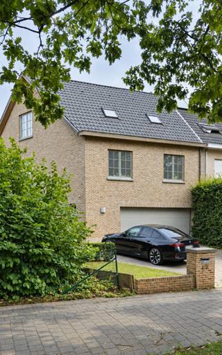 <p>HOB woning (4 SLPK) op absolute toplocatie te Wijnegem</p><p>Exclusieve modern-landelijke HOB woning (4 SLPK) op absolute toplocatie te Wijnegem</p><p>In een van de meest begeerde, residentiële en groene lanen van Wijnegem bevindt zich deze hoogwaardig afgewerkte halfopen bebouwing in modern-landelijke stijl. Hier geniet u van volledige privacy en serene rust, met het bruisende dorpscentrum, het Wijnegem Shopping Center, scholen en votte uitvalswegen op een boogscheut afstand.<br />Luxe, Ruimte & Verfijnde Afwerking<br />Prachtige eiken parketvloeren, hoogwaardig maatwerk en een royale lichtinval vormen de rode draad doorheen het pand.<br />Gelijkvloers: Een indrukwekkende, lichtrijke leefruimte voorzien van vloerverwarming en airconditioning. De hyper-geïnstalleerde luxe-keuken is voorzien van alle denkbare comfort, waaronder een stoomoven en combioven. Verder bevindt zich hier een gastentoilet en een ruime inpandige dubbele garage met extra brede poort.<br />Eerste verdieping: Vier volwaardige slaapkamers. De master suite is uitgerust met airco, een ensuite dressing en een luxueuze badkamer met inloopdouche en jacuzzi-bad. Voor kinderen of gasten is er een tweede volwaardige badkamer met wasruimte en een afzonderlijk toilet.<br />Zolder: Een riante zolderruimte bereikbaar via vaste trap.<br />Belangrijkste troeven:<br />Toplocatie: Gelegen in een uiterst gegeerde, groene en residentiële buurt te Wijnegem.<br />Master Suite: Met ensuite dressing en luxe badkamer (jacuzzi & inloopdouche).<br />Duurzaam & Comfortabel: Zonnepanelen, airconditioning (leefruimte & master), waterontharder, vloerverwarming en eiken parket.<br />Praktisch: 4 slaapkamers, 2 badkamers, 2 toiletten, grote zolder en dubbele garage met brede automatische poort.</p><p>Geen verkoop via makelaars / Immo</p>
