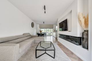 Deze moderne woning werd opgetrokken in 2020 met zeer degelijke en tijdloze materialen. De indeling is als volgt: inkomhal met...