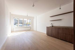 Dit prachtige gelijkvloers appartement met tuin en twee slaapkamers bevindt zich in een volledig gerenoveerd gebouw. Dankzij de hoogwaardige...