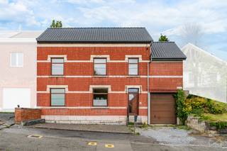 <p>We Invest Hesbaye biedt deze open bebouwing aan in Oteppe, gelegen in een rustige omgeving. Na renovatie beschikt u over een echte parel in een landelijke en rustige omgeving!</p>
<p><strong>Indeling:</strong><br />Gelijkvloers: inkomhal, lichtrijke woonkamer met houtkachel open naar de keuken, apart toilet, stookruimte en garage voor 1 wagen.</p>
<p>Eerste verdieping: nachthal, 3 slaapkamers (42 m², 10 m², 10 m²), badkamer en apart toilet.</p>
<p>Tweede verdieping: inrichtbare zolder van 23 m².</p>
<p><strong>Buiten:</strong><br />Terras van 41 m², voor- en achtertuin, evenals 4 parkeerplaatsen.</p>
<p><strong>Technische kenmerken:</strong><br />Centrale verwarming op stookolie (Viessmann), warmwaterproductie via een Bulex-boiler van 150 L, houten ramen met dubbele beglazing, slimme elektriciteitsmeter, dak in terracotta dakpannen.</p>
<p><strong>Energieprestatie:</strong><br />EPC: F - 449 kWh/m².jaar - 102.277 kWh/jaar – 20260513041227</p>
<p>Aanbod onder voorbehoud van aanvaarding door de eigenaars.</p>
<p>Bezoek gewenst?<br />Om andere exclusieve opportuniteiten te ontvangen, neem rechtstreeks contact met ons op!<br />Wij begeleiden u bij uw aankoop- of investeringsproject, evenals bij uw verkoopproject.<br />GRATIS en VRIJBLIJVENDE schatting van uw eigendom door uw expert: 0499/19.26.45</p>