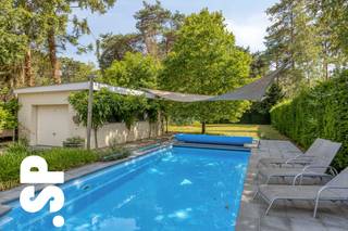 Zeer ruime, instapklare gezinswoning met 4 slaapkamers, zwembad en gunstig EPC.<br /><br />Bij het betreden van de woning word je verwelkomd in een royale inkomhal met gastentoilet en praktische berging. Verder kom je terecht in de volledig uitgeruste keuken, die aansluit op de lichtrijke en ruime leefruimte met een mooi uitzicht op de tuin. De eerste verdieping beschikt over drie volwaardige slaapkamers, een ruime dressing en een comfortabele badkamer uitgerust met zowel een ligbad als een douche en een dubbele wastafel. Via een vaste trap bereik je de volledig ingerichte zolderverdieping, die perfect dienst kan doen als vierde slaapkamer, hobbyruimte, bureau of polyvalente ruimte.<br /><br />Dankzij de recente renovaties geniet de woning van een uitstekende energieprestatie met een EPC-label B (114 kWh/m² jaar). Zo werden onder meer een hoogrendementsketel en zonnepanelen geplaatst, wat bijdraagt aan een optimaal wooncomfort. <br /><br />De woning beschikt bovendien over een ruim, verzorgd aangelegde tuin met zwembad. Daarnaast is er een extra garage aanwezig, wat zorgt voor extra comfort en praktische bergruimte.<br /><br />Deze woonst is gelegen in het groene Wezel (Mol), een aangename en residentiële woonomgeving met veel natuur in de directe omgeving. Daarnaast geniet de locatie van een vlotte bereikbaarheid met het centrum van Mol, het station en de omliggende gemeenten, en zijn er ook goede verbindingen richting Nederland, met onder andere vlotte bereikbaarheid van Eindhoven en andere grensgemeenten.<br /><br />Dankzij de ruime indeling, de recente renovaties en de gunstige energiescore vormt deze woning een interessante opportuniteit voor gezinnen die op zoek zijn naar een instapklare woonst in Mol.<br /><br />Voor meer informatie of een bezoek ter plaatse, kan u contact opnemen met IMMO SP via 014 59 10 20 of mailen naar jill@immosp.be. Benieuwd naar de waarde van uw eigen woning? Vraag vrijblijvend een gratis verkoopanalyse aan – wij helpen u graag verder!