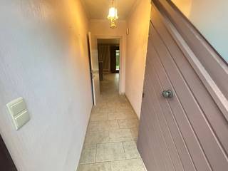 Zonnebeke - Rustig gelegen woning op 596 m² te koop.Indeling:Inkom, living met open keuken, 2 slaapkamers, badkamer, verandaRuime geïsoleerde zolder...