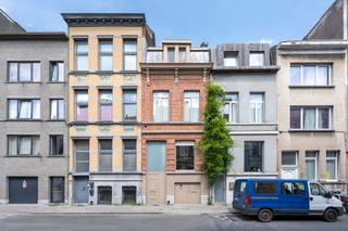 Unieke woonkans op de Haantjeslei 9 met achterliggend pand op de Hertsdeinstraat 4 – verbonden, maar elk met een aparte inkom.De hoofdwoning beschikt...