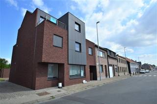 <p><span>Prachtig nieuw appartement met 2 terrassen op tweede verdieping</span></p><p><span> </span></p><p><span>Deze nieuwe residentie heeft een tijdloze, smaakvolle architectuur met oog voor klasse. De inrichting is gedaan met hoogwaardige materialen.</span></p><p><span>Alle appartementen zijn volledig geschilderd, voorzien van verlichting en raamdecoratie waardoor ze dus </span><span>werklijk instapklaar </span><span>zijn!</span></p><p><span> </span></p><p><span>Het appartement is uitgerust met de laatste energiebesparende maatregelen : </span></p><p><span>- de verwarming wordt geleverd dmv vloerverwaming, </span></p><p><span>- de verlichting is overal dmv LED lampen, </span></p><p><span>- er is een gesloten ventilatiesysteem van het type C+</span></p><p><span>- zeer goed geïsoleerd</span></p><p><span> </span></p><p><span>Het appartement bevindt zich in de omgeving van openbaar vervoer en op 5 min. van centrum Dendermonde.</span></p><p><span> </span></p><p><span>Als </span><span>indeling</span><span>: inkomhal, vestiaireruimte apart toilet, ruime woon- en leefruimte (living) met open geïnstalleerde keuken van alle toestellen voorzien, grote berging/wasplaats, 1 slaapkamer met open badkamer met regendouche en lavabo in meubel. </span></p><p><span>Zowel aan de voorzijde als de achterzijde is er een ruim terras voorzien.</span></p><p><span> </span></p><p><span>Het appartement beschikt bovendien over een autostaanplaats en gemeenschappelijke fietsenberging. </span></p><p><span> </span></p><p><span>Geen bijkomende gemeenschappelijke kosten. Onderhoud gemeenschappelijke delen in overleg met buren.</span></p><p><span> </span></p><p><span>Beschikbaar : 01/12</span></p><p><span> </span></p><p><span>Verdere info - bezoek, contact T. 052 55 55 55 - <span>info@immotwins.be</span></span><span> | <span>www.immotwins.be</span></span><span> </span></p><p><span> </span></p>