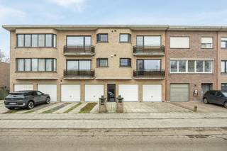 <p><span>Dit verzorgd appartement op de eerste verdieping met garage biedt een aangename indeling, praktische voorzieningen.</span></p><p><span>Keuken</span><span><br />De keuken is uitgerust met een </span><span>stenen vloer</span><span> en kwalitatieve toestellen, waaronder een </span><span>Siemens-kookplaat</span><span>, </span><span>Miele-vaatwasser</span><span>, </span><span>heteluchtoven</span><span> en </span><span>combi-microgolf van Neff</span><span>, en een </span><span>koelkast met twee vriesvakken</span><span>.<br />Een functionele en volledig uitgeruste ruimte voor wie graag kookt.</span></p><p><span>Leefruimte</span><span><br />Aansluitend bevindt zich de </span><span>lichte leefruimte op parketvloer</span><span>,</span><span> voorzien van een </span><span>ingemaakte kast</span><span>.<br />Dankzij het grote raam geniet je van aangename lichtinval en toegang tot het </span><span>terras vooraan</span><span>.<br />De aluminium ramen beschikken over </span><span>dubbele beglazing</span><span> en een </span><span>zonnescreen</span><span>, bedienbaar via afstandsbediening én app.</span></p><p><span>Inkom &amp; praktische ruimtes</span><span><br />De inkomhal is uitgerust met een </span><span>parlofoon</span><span> en </span><span>vestiairekast</span><span>.</span><span><br />Er is een </span><span>apart toilet</span><span> met handenwasser.<br />Een handige </span><span>berging</span><span> biedt plaats aan de CV-installatie </span></p><p><span>Slaapkamers</span></p><ul><li><span>Slaapkamer 1</span><span> beschikt over ingemaakte kasten en ramen met </span><span>vliegenhor</span><span>.</span></li><li><span>Slaapkamer 2</span><span> heeft eveneens een ingemaakte kast, een schuifraam naar het </span><span>achteraan gelegen vernieuwde terras</span><span> én extra opbergruimte buiten.</span></li></ul><p><span>Badkamer</span><span><br />De badkamer is stijlvol afgewerkt met </span><span>parkettegels</span><span> en voorzien van een </span><span>regendouche met handdouche</span><span>, </span><span>lavabomeubel met spiegelkast</span><span> en een </span><span>handdoekwarmer</span><span>.</span></p><p><span>Wasplaats</span><span><br />Extra praktisch is de aparte wasplaats met </span><span>aansluiting voor wasmachine</span><span> en </span><span>tegelvloer</span><span>.</span></p><p><span> </span></p><p><span>Inpandig heeft U een garage met automatische poort en aansluitend een ruime berging. </span></p><p><span>Deze is te bereiken via een toegangsdeur in de inkomhal van het gebouw.</span></p><p><span>De garage is verplicht bij aan te kopen voor een bedrag van €25.000,-.</span></p>