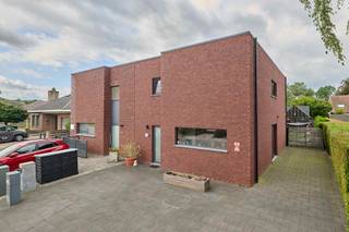 Moderne gezinswoning met 3 slaapkamers, leuke tuin en een groot bijgebouw.<br /><br />Deze woning gelegen in een rustige wijk in hartje Eksel is een unieke kans, alle moderne voorzieningen die je kunt verwachten van een woning uit 2019. Met een EPC A, ventilatie en zonnepanelen. Ook is bij deze woning een mooi ruim, nog deelt af te werken bijgebouw voorzien om als opslag, bijberoep of andere invullingen te gebruiken. <br /><br />De indeling is als volgt:<br /><br />GELIJKVLOERS:<br />- Inkom<br />- Toilet <br />- Living <br />- Eetkamer<br />- Keuken<br />- Berging <br /><br />VERDIEPING:<br />- Nachthal<br />- Slaapkamer 1<br />- Slaapkamer 2<br />- Slaapkamer 3 <br />- Badkamer <br /><br />BUITEN:<br />- Volledig omheind <br />- Bijgebouw van ruim 50 m² (zonder verdiep meegeteld) <br />- Oprit <br />- Staanplaatsen <br />- EPC: A