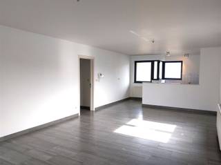 <p><span><strong>Vraag uw bezoek aan via info@optimusvastgoed.be!</strong></span><br /><span><strong>TE HUUR: Gelijkvloers appartement met 3 slaapkamers te Heusden-Zolder!</strong></span><br /><span>Dit instapklaar appartement is gunstig gelegen vlakbij het centrum van Heusden en op wandelafstand van het commercieel centrum Heusden-Cité. Openbaar vervoer ligt op wandelafstand. </span><br /><span>Het appartement is voorzien van een ruime woonkamer met halfopen keuken, 3 slaapkamers, badkamer met douche en ligbad, ruim (gedeeltelijk) overdekt terras. Ondergronds is er een autostaanplaats en een ruime privatieve kelderberging.</span><br /><span><strong>Ligging:</strong></span><br /><span>Vlakbij het centrum van Heusden en het commerciële centrum met openbaar vervoer op wandelafstand.</span><br /><span><strong>Indeling:</strong></span><br /><span>- Gelijkvloers: inkomhal, ruime woonkamer, halfopen keuken (koelkast, elektrisch vuur en oven), apart toilet, slaapkamer 1, berging, badkamer met douche en bad, slaapkamer 2 en slaapkamer 3. Gedeeltelijk overdekt terras.</span><br /><span>- Ondergronds: autostaanplaats en kelderberging.</span><br /><span><strong>Troeven:</strong></span><br /><span>- Gunstige ligging!</span><br /><span>- Gelijkvloers!</span><br /><span>- Ondergrondse autostaanplaats!</span><br /><span><strong>EPC B met certificaatnummer 20250325-0003548050-RES-2.</strong></span><br /><span><strong>Gemeenschappelijke kosten: € 60 met jaarlijkse afrekening.</strong></span><br /><span><strong>Onmiddellijk beschikbaar.</strong></span></p>