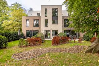 Recente woning op rustige, centrale ligging.<br /><br />Deze woning ligt op het achterste deel van een domein, weg van de straatkant, wat zorgt voor een unieke combinatie van rust en een centrale ligging. Je geniet bovendien van zicht op veel groen.<br /><br />De woning is instapklaar en kwalitatief afgewerkt. De drie ruime slaapkamers zijn allemaal even groot, wat een mooi pluspunt is. Doordat het om een recente woning gaat, is ze uitgerust met alle moderne technieken.<br />Bij de woning hoort een private tuin en een tuinberging. Op de tweede verdieping bevindt zich een dakterras. Daarnaast beschik je over maar liefst 3 autostaanplaatsen.<br /><br />De indeling is als volgt:<br />Gelijkvloers: Inkom met apart gastentoilet, berging, leefruimte, keuken voorzien van de nodige toestellen<br />Eerste verdieping: nachthal, 2 ruime slaapkamers, badkamer, toilet<br />Tweede verdieping: nachthal, slaapkamer met ensuite badkamer, berging/technische ruimte, dakterras<br />Privaat tuin met zuid georiënteerd terras<br /><br />Algemeen:<br />- zeer recente woning<br />- EPC label A<br />- unieke ligging<br />- 3 autostaanplaatsen inbegrepen<br /><br />Attesten beschikbaar onderaan op onze website.<br />Voor meer info of een bezoek: 0472 22 22 88 of danielle@solittvastgoed.be.